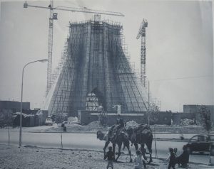 La tour Shâyâd en cours de construction vers 1970.