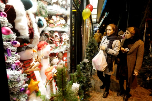 Des Iraniennes regardent les décorations de Noël dans des boutiques de Téhéran, le 24 décembre 2016. 