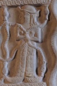 Stèle d'Untaš Napiriša, roi d'Anšan et de Suse. Grès, vers 1340–1300 av. J.-C., apporté de Tchoga Zanbil à Suse au XIIe siècle av. J.-C. (musée du Louvre)