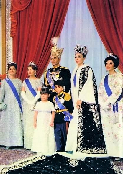 Couronnement du Shah d'Iran en 1967 (photographie officielle). De gauche à droite : la princesse Ashraf, la princesse Shahnaz, le Shah, la princesse Farahnaz et le prince héritier Reza, la reine Farah et la princesse Shams.