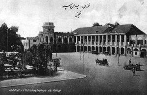 L'administration de police, place Toopkhaneh, au début du XXe siècle.