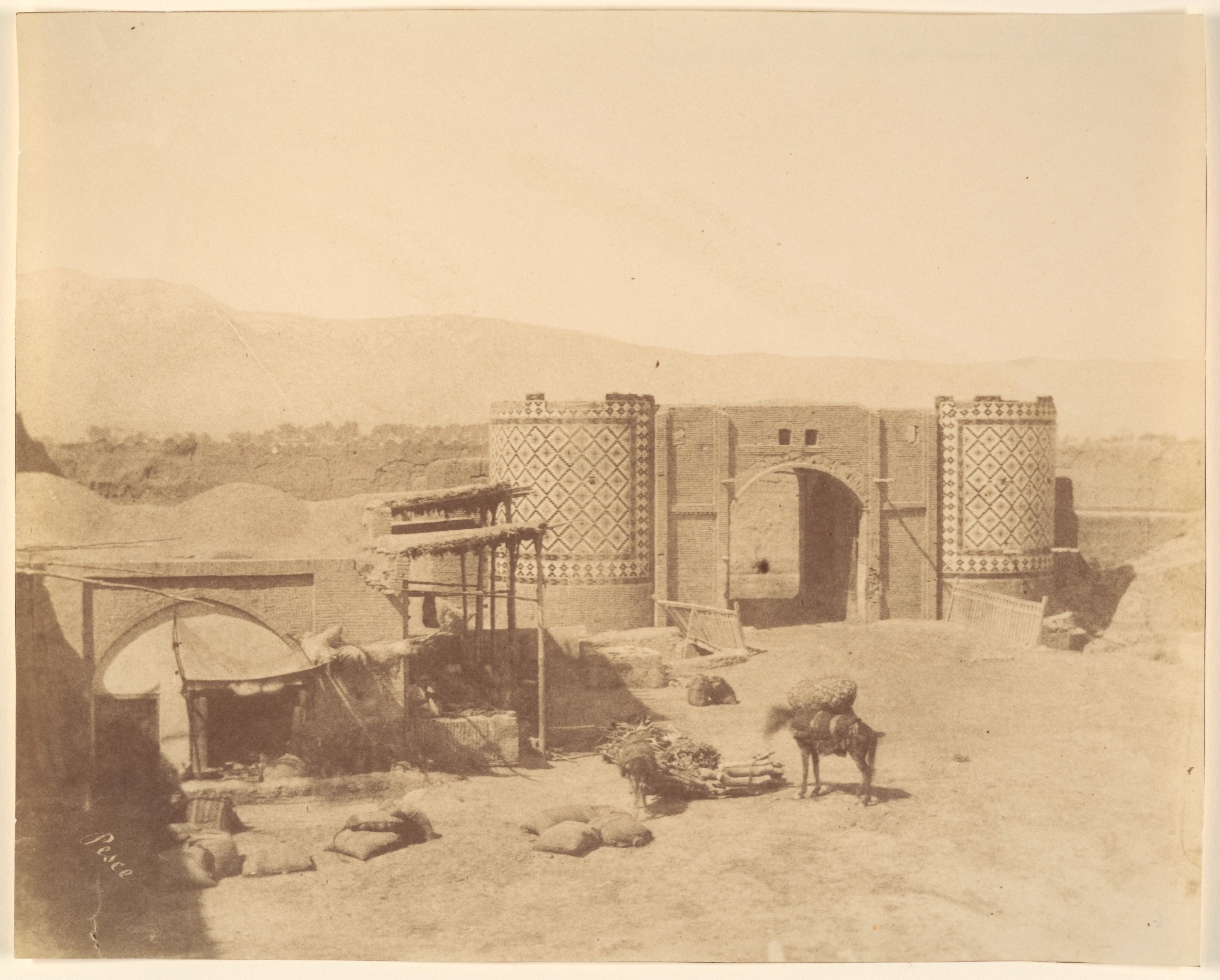 Derwazèh-i-no, la porte Neuve ou porte du Gouvernement. Photo prise entre 1840 et 1870, par Luigi Pesce (1818–1891).