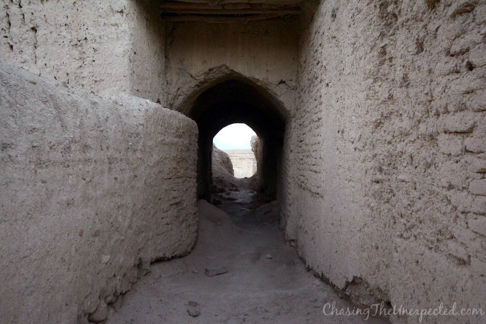 À l'intérieur des allées étroites du complexe d'Izadkahst.
