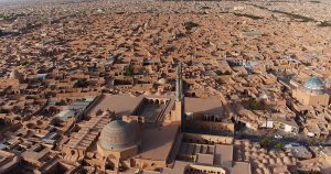 Vue aérienne de Yazd et de la mosquée de Jame.