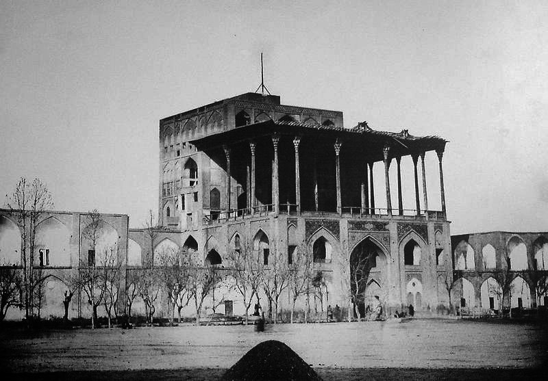 Le palais Ali Qapu en 1885.